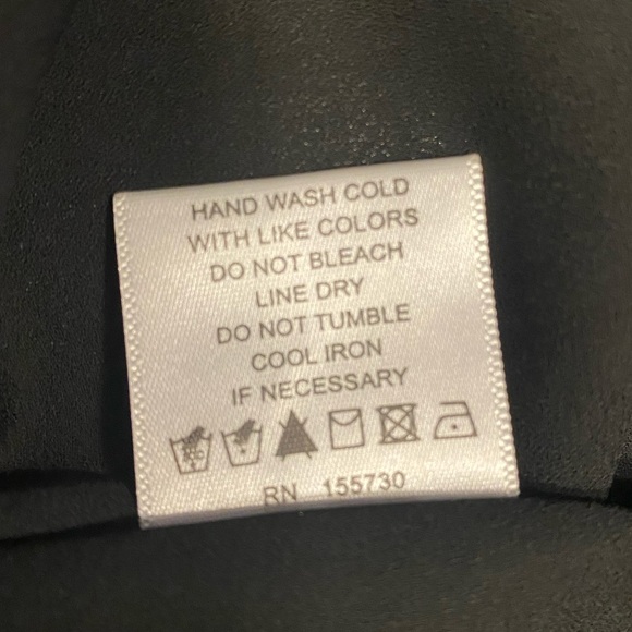 🖤ROSE +OLIVE🖤Black sleeveless blouse in XS.Beautiful detail on the neck. - Picture 11 of 12